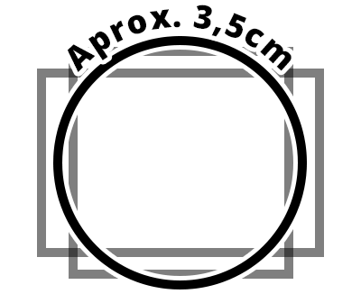 O chaveiro de tamanho M possui dimensões de aproximadamente 3,5cm